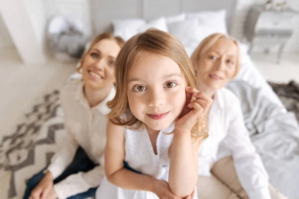 Entzückendes kleines Mädchen schaut in die Kamera — Stockfoto