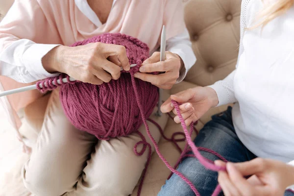 Due paia di mani femminili che fanno la maglieria — Foto Stock