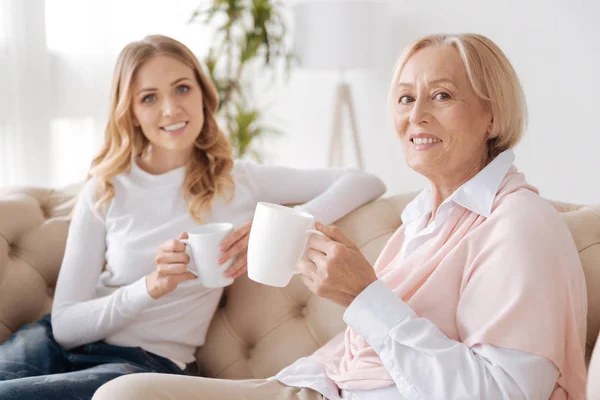 Madre e hija discutiendo la vida mientras beben té — Foto de Stock