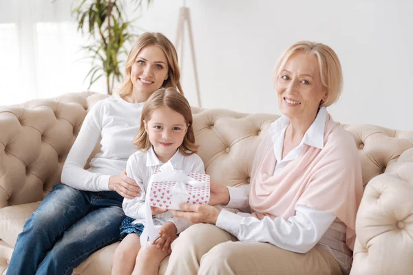 Liefdevolle grootmoeder feliciteren met haar kleindochter — Stockfoto