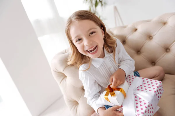 Přešťastný holčička drží hromadu dárků — Stock fotografie