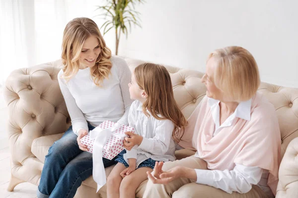 Mooi klein meisje een doos van de gift te geven aan haar moeder — Stockfoto