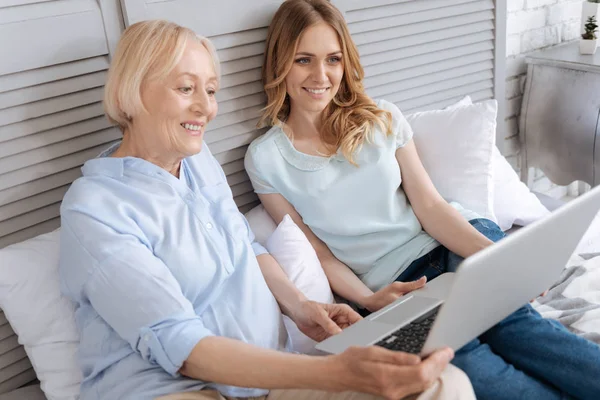 Anne ve kızı laptop bir şey izliyor — Stok fotoğraf
