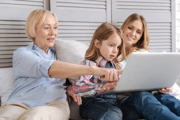 Nagymama mutat valamit a laptop — Stock Fotó