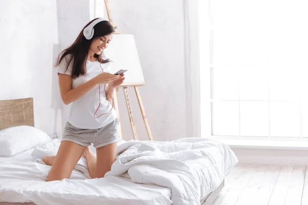 Brunette listening to music with headphones — Stock Photo, Image