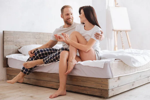 Couple embracing after seeing pregnancy test — Stock Photo, Image