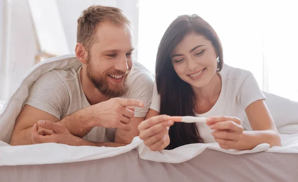 对夫妇看到怀孕测试结果后讨论自己的情绪 — 图库照片