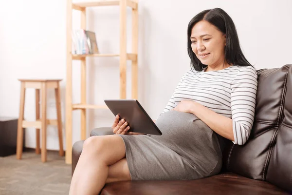 Positivo asiatico incinta donna utilizzando il suo tablet — Foto Stock