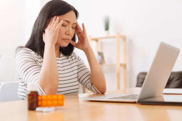 Mujer enferma tiene un terrible dolor de cabeza — Foto de Stock