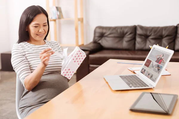 Glad gravid kvinna öppning present — Stockfoto