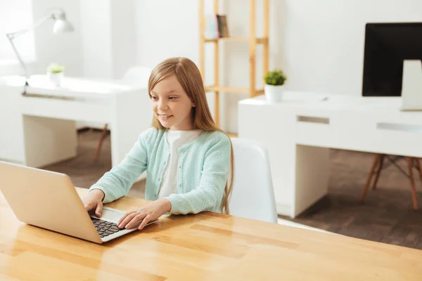 Chica diligente enfocada trabajando con su computadora portátil — Foto de Stock