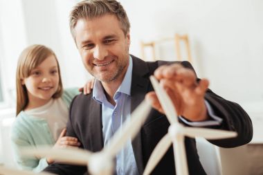 İlham gurur mühendis açıklayan nasıl rüzgar türbini çalışma