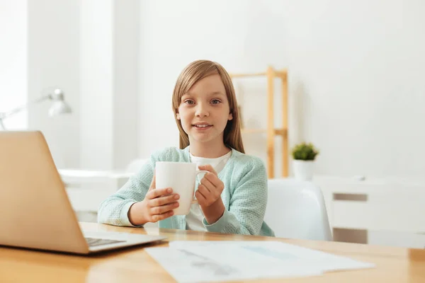 Niño brillante motivado tomando un poco de té —  Fotos de Stock