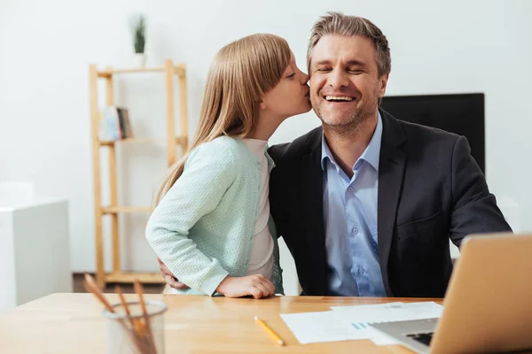 Bedårande dedikerad barn kysser hennes pappa — Stockfoto