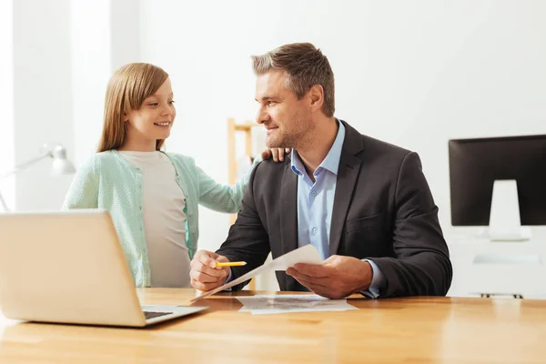 Niño inteligente curioso preguntando a papá sobre su trabajo — Foto de Stock