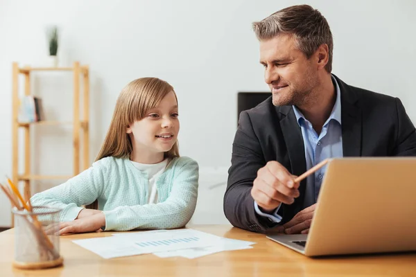 Getalenteerd geïnspireerd man een kleine lezing geven — Stockfoto