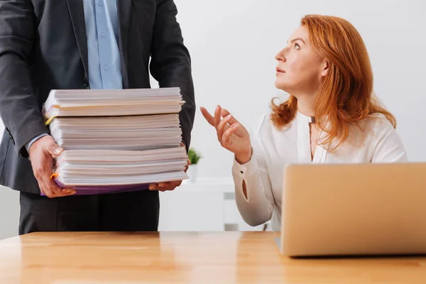 Productiva mujer activa recibiendo cargas de trabajo —  Fotos de Stock