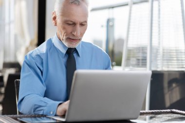 Ofiste çalışan mutlu erkek kişi