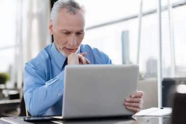 Özenli man onun yeni laptop arıyorum