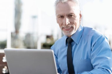 Sakallı yakışıklı onun işyerinde olmak