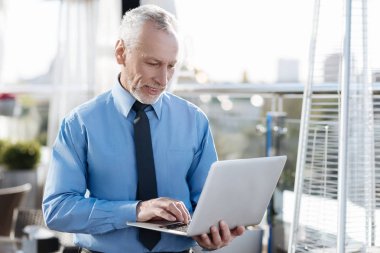 Çok dikkatli işçi yazarak mesaj