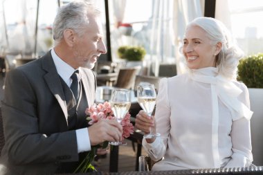 Gülümseyen kadın onun ortağı arıyorum