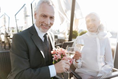 Zarif portresi dostum o obscurities gülümseyen
