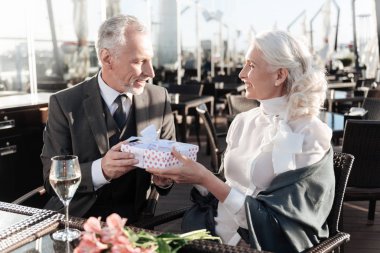 Çekici erkek zevk ile mevcut alarak