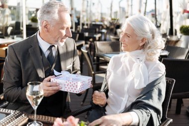 Gizemli beyefendi tutan hediye kutusu
