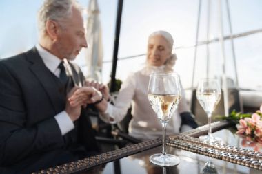 Fotoğraf bocals üzerinde o ayakta masanın üzerinde duruldu.