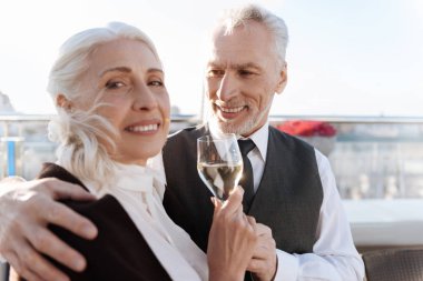 Başarılı kadın portresi kameraya poz