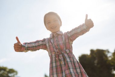 Mutlu çocuk aktif pozitif ifade