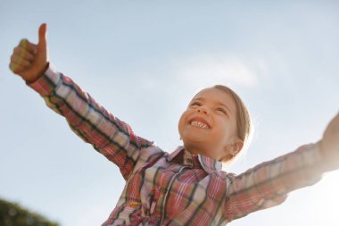Gökyüzünde arayan çocuk düşük açılı fotoğraf memnun