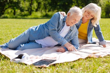 Kocası kucaklayan olumlu memnun kadın