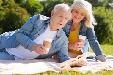 Özenli adam ilginç kitap okumak