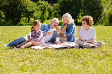 Güzel kadın kocası besleme