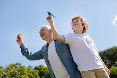 Gökyüzüne bakarak mutlu erkek kişi