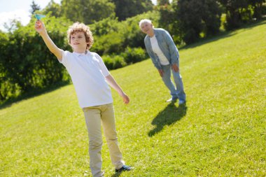 Ciddi çocuk onun düz arıyorsunuz