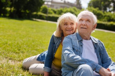 Rüya gibi adam gökyüzüne bakan