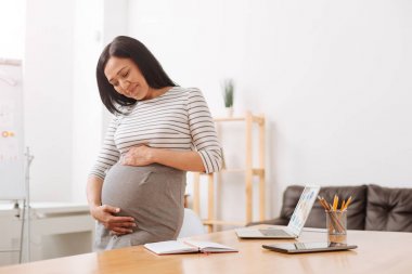 Memnun bakım anne bebek bekliyor