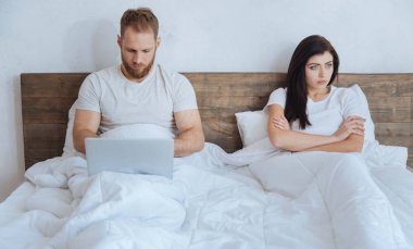 Çift yatakta birbirlerini görmezden