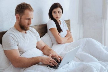 Adam sinirli kız arkadaşı görmezden dizüstü bilgisayar ile