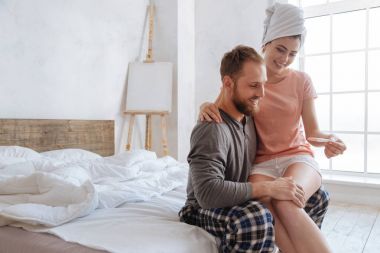 Genç çift birlikte mutlu an paylaşımı