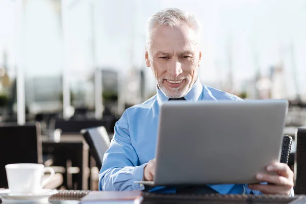 Attraktive reife Mann mit Online-Konversation — Stockfoto