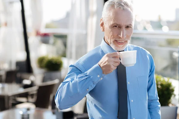 Faszinierender Mann blickt direkt in die Kamera — Stockfoto