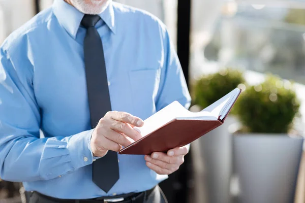 Närbild av manliga händer att jordbruksföretaget notebook — Stockfoto