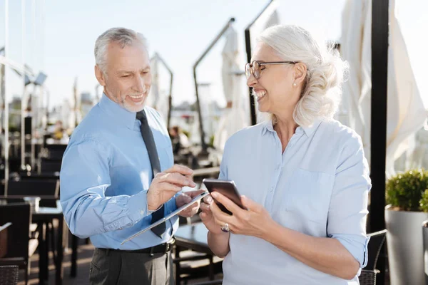 Twee collega's plezier tijdens pauze — Stockfoto