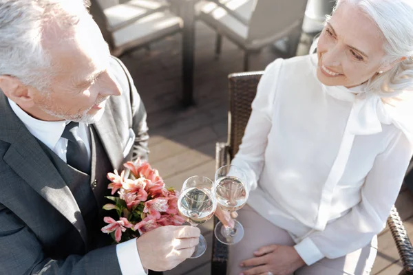 Üstten Görünüm fotoğraf restoranda randevu görürken olgun insan