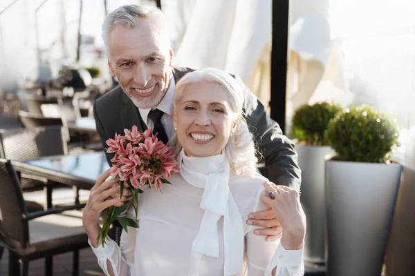 Pessoas positivas sendo felizes juntas — Fotografia de Stock