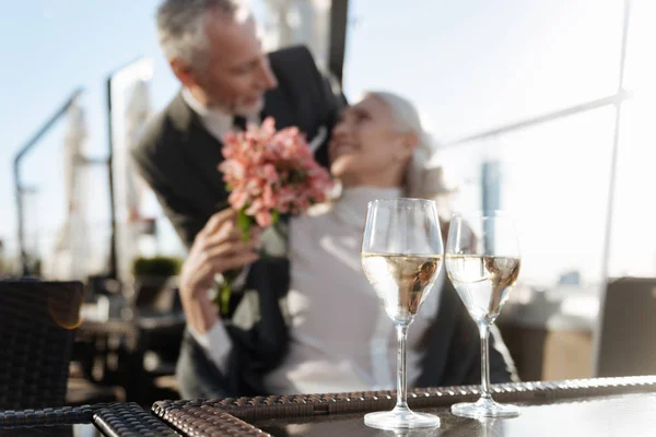 Gericht foto bril met champagne dat staande op de tabel — Stockfoto